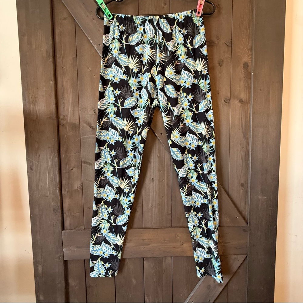 Leggings Depot Leaf Pattern Leggings - Black and Blue